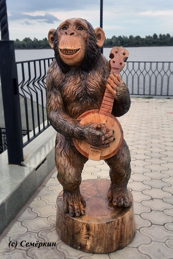 Мамадыш - набережная - скульптура обезьяна