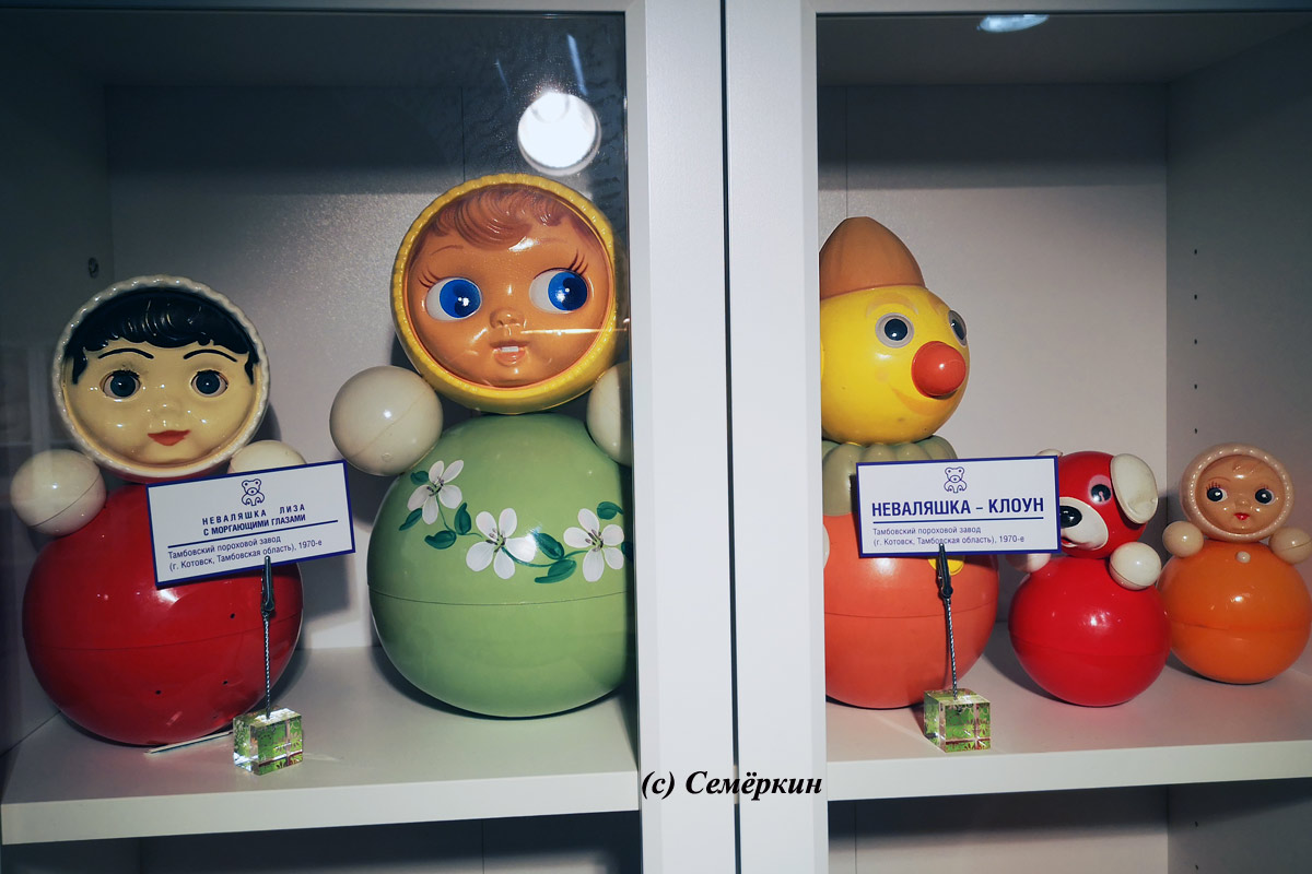 Москва златоглавая - Часть 52. Смотровая площадка на Детском мире и музей детства - Неваляшка Лиза с моргающими глазами. Классика среди неваляшек. А был и неваляшка-клоун…