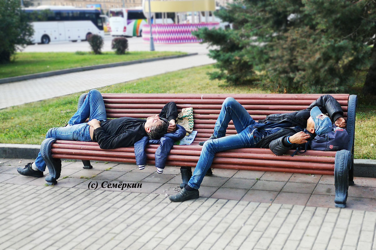 Москва златоглавая - Часть 20. Дорогие мои москвичи – партия вторая - Двое трудовых мигрантов лежат на скамейке и спят.