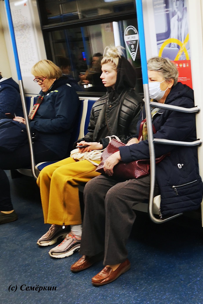 Москва златоглавая - Часть 20. Дорогие мои москвичи – партия вторая - Блондинка с хохолком в капюшоне в метро. Куртейка у неё модная:)