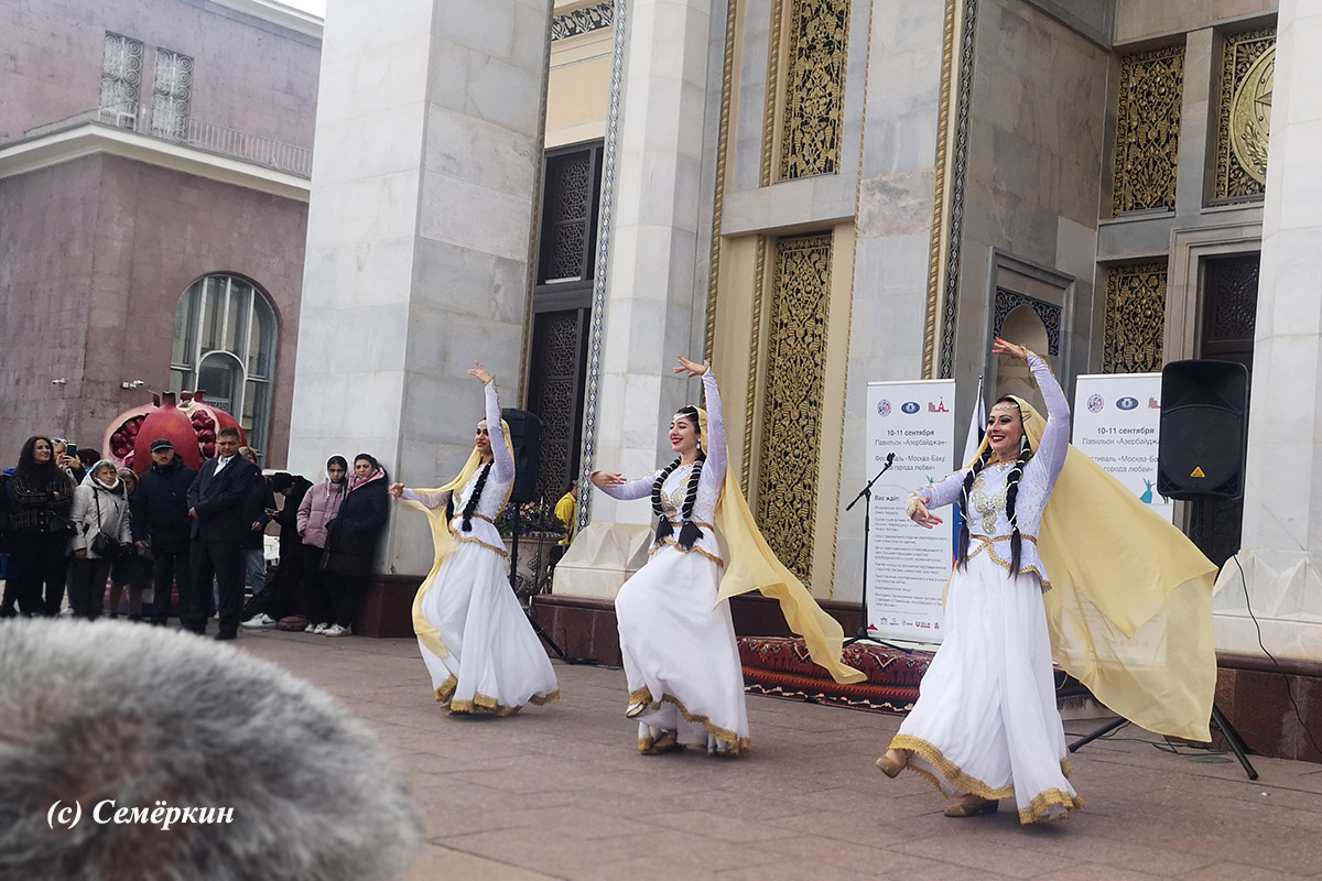 Москва-2022 - Часть 12. Бонусная - Девушки танцуют около павильона Азербайджан на ВДНХ.