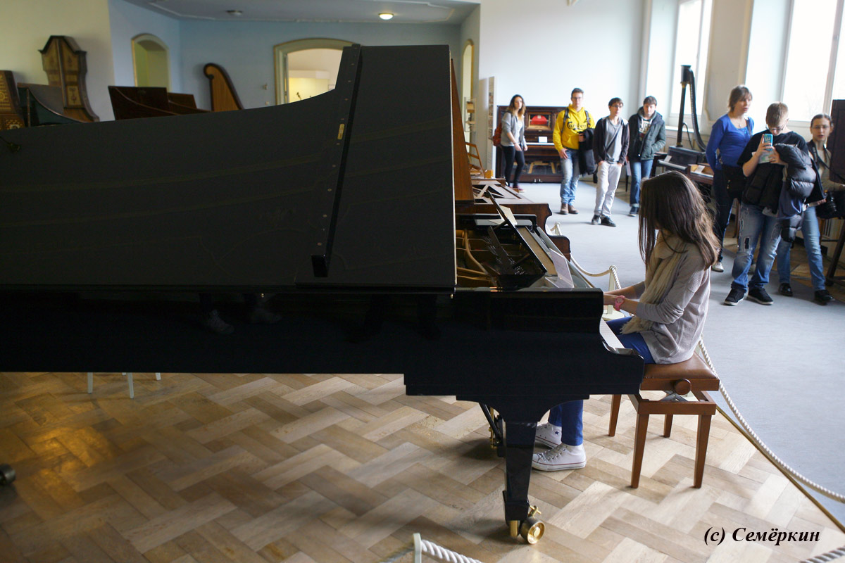 Мюнхен - Немецкий музей - музыкальные инструменты - девушка играет на рояле