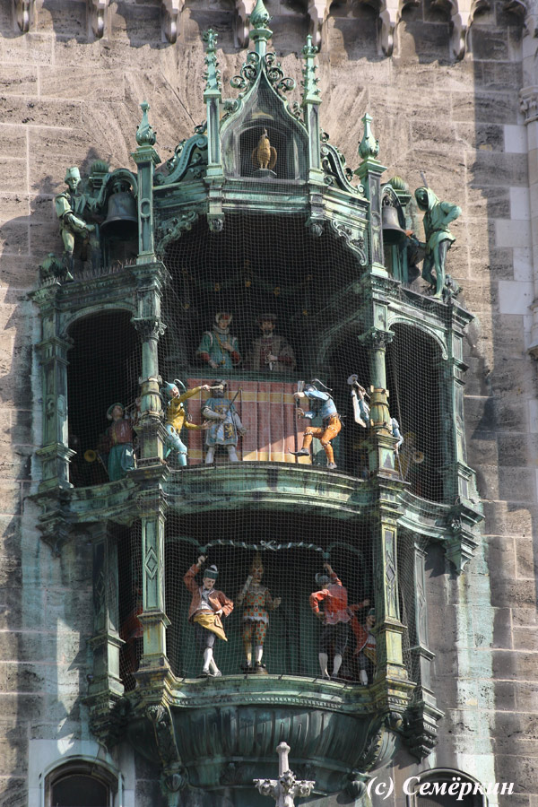 Мариенплац - часы на Новой ратуше с фигурками людей