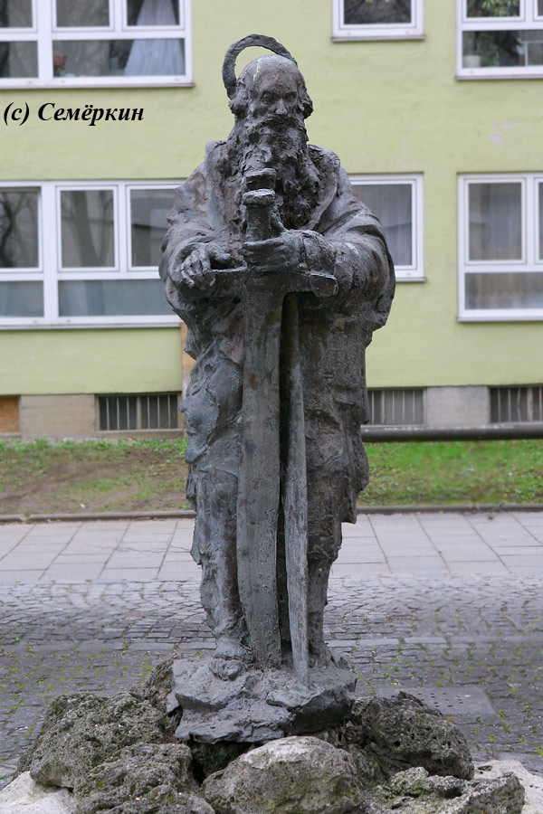 Мюнхен Достопримечательности - памятник Святому Павлу с мечом