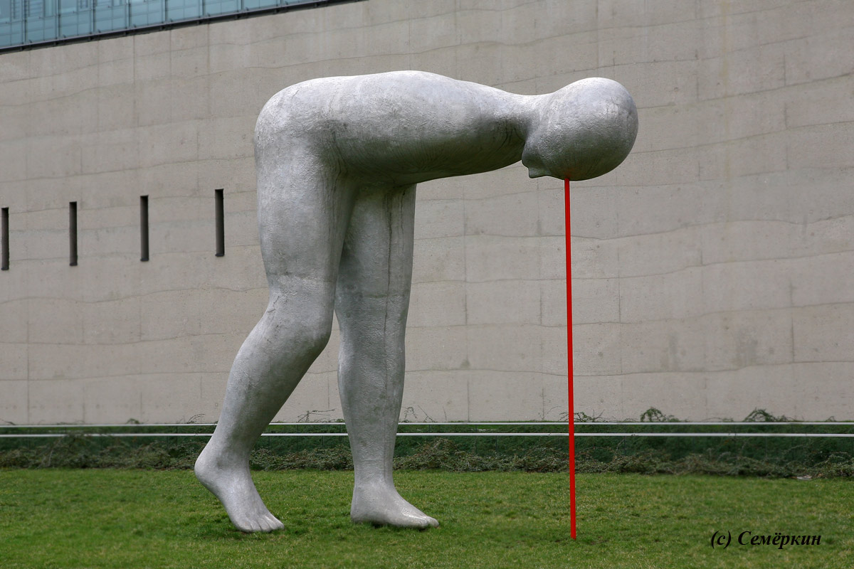 Мюнхен Достопримечательности - необычная статуя перед Государственным музеем египетского искусства