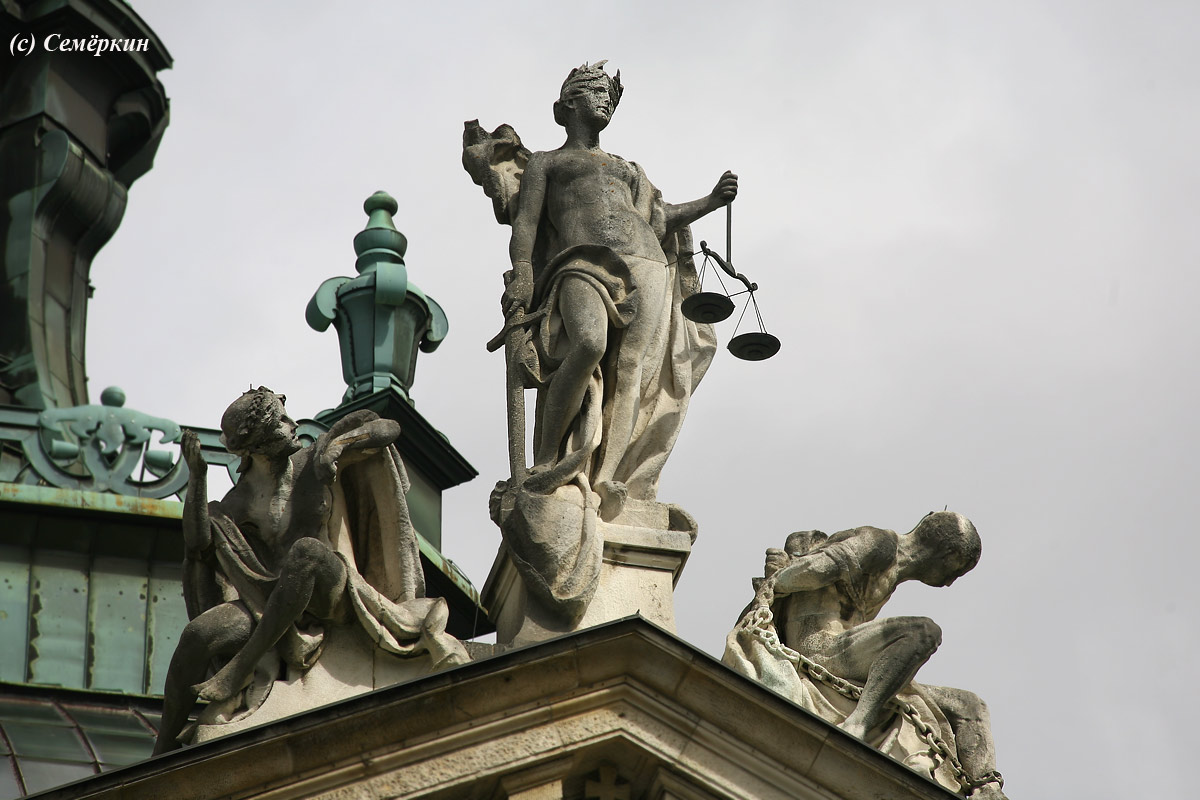 Мюнхен Достопримечательности - статуя правосудия без повязки на глазах