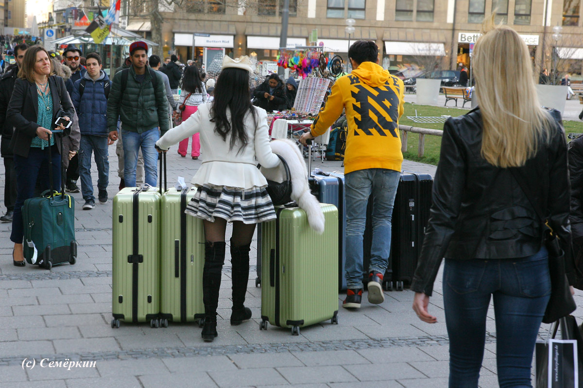 Из Мюнхена уезжают с чемоданами покупок