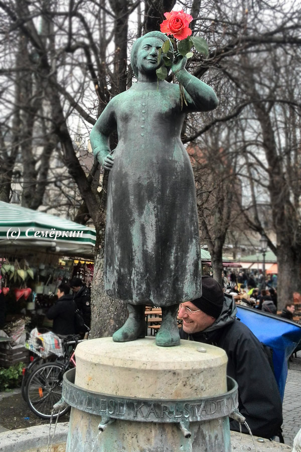 Мюнхен - памятник женщина с цветами