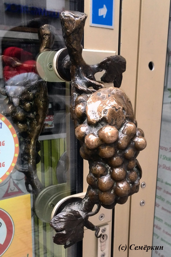 Мюнхен - ручка на двери магазина в виде грозди винограда