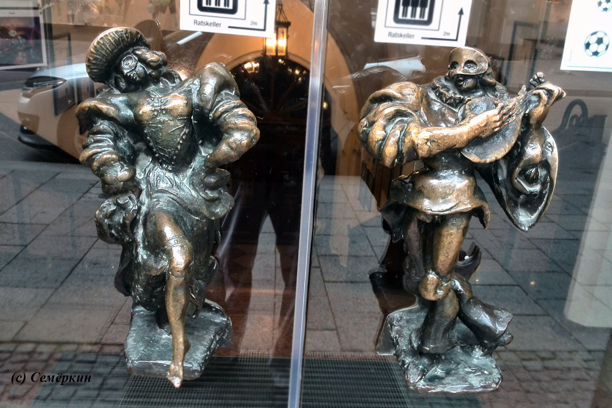 Мюнхен - дверные ручки в виде мужчины и женщины в маскарадных костюмах и масках