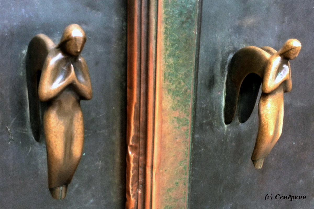 Мюнхен - Ручки на дверях храма в виде ангелов