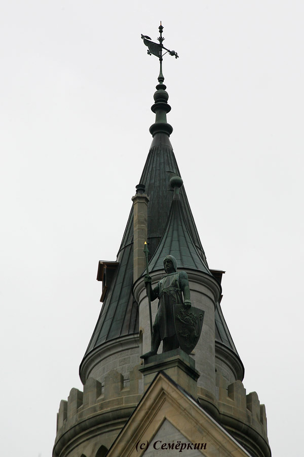 Замок Нойшванштайн - Страж с копьем и щитом на крыше