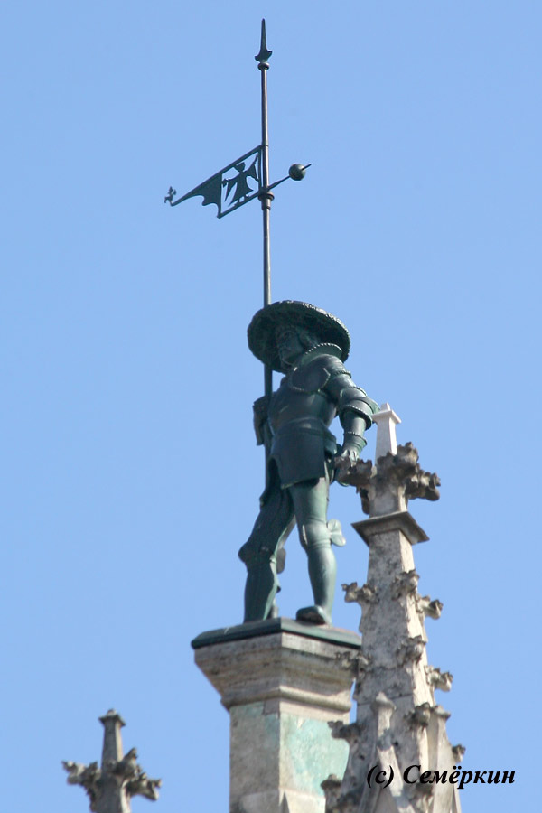 Мариенплац - Новая ратуша - Рыцарь на крыше
