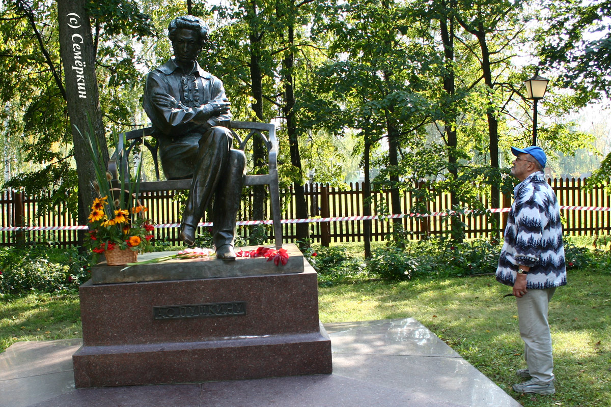 Большое Болдино – фестиваль «Живое слово» 2006 года - Памятник Пушкину и Михаил Казаков