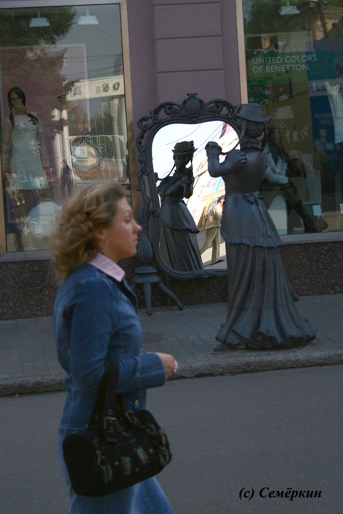 Нижний Новгород – фотографии разных лет… - Модница любуется собой в зеркале