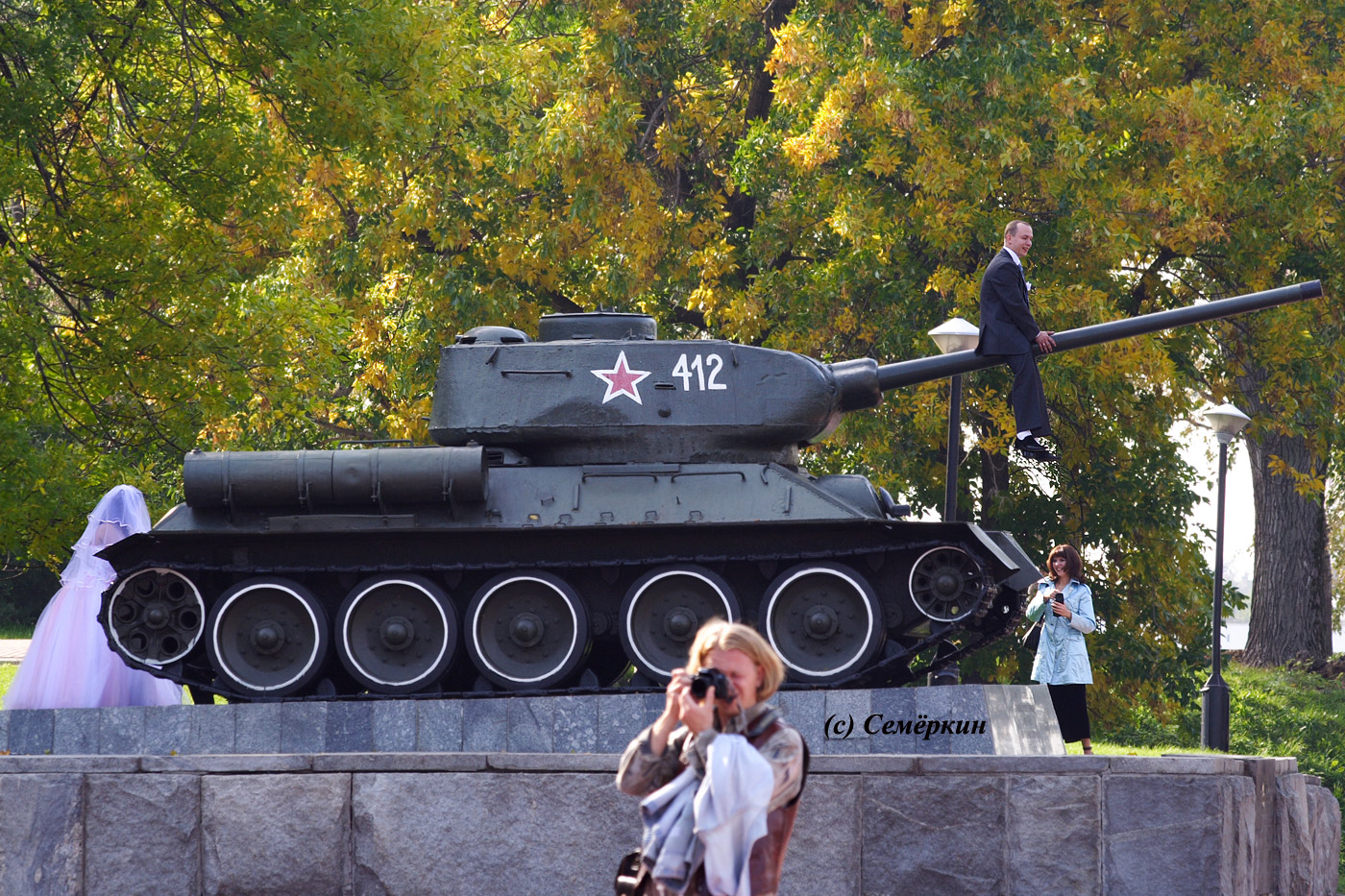 Нижний Новгород – фотографии разных лет… - свадебный штамп. Жених сидит на дуле танка (само дуло между ног находится), а бедняжка-невеста пытается гусеничную многотонную махину толкнуть