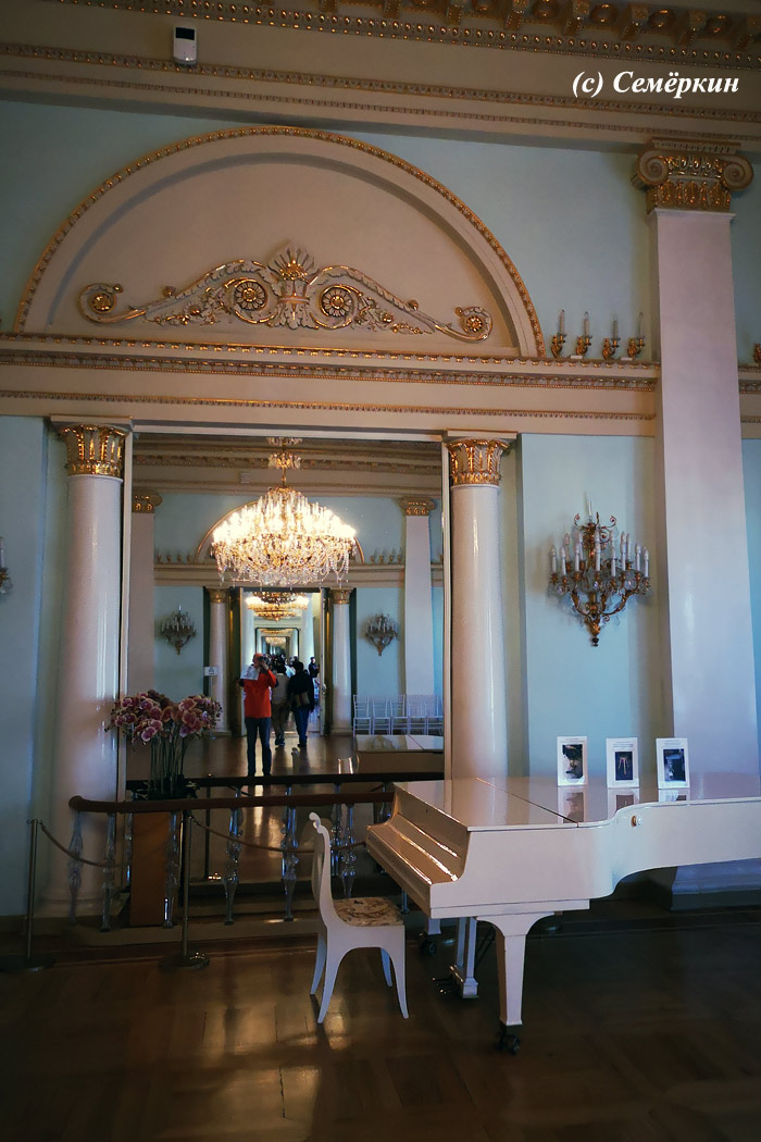 Имперский Санкт-Петербург, дворцы и девушки  Часть 25. Юсуповский дворец - начало - Два зеркала по разные стороны танцевального зала образуют бесконечный коридор отражений