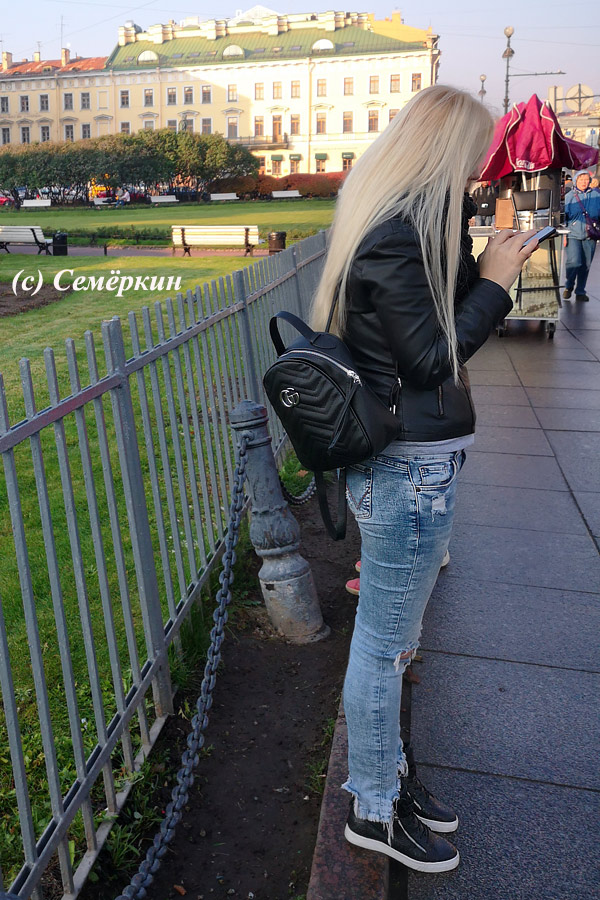 Имперский Санкт-Петербург, дворцы и девушки - Девушки, тачки и бары – начало - блондинка в рваных джинсах