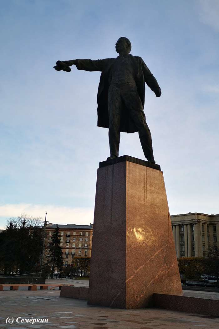 Имперский Санкт-Петербург, дворцы и девушки -  памятник Ленина на Московской площади
