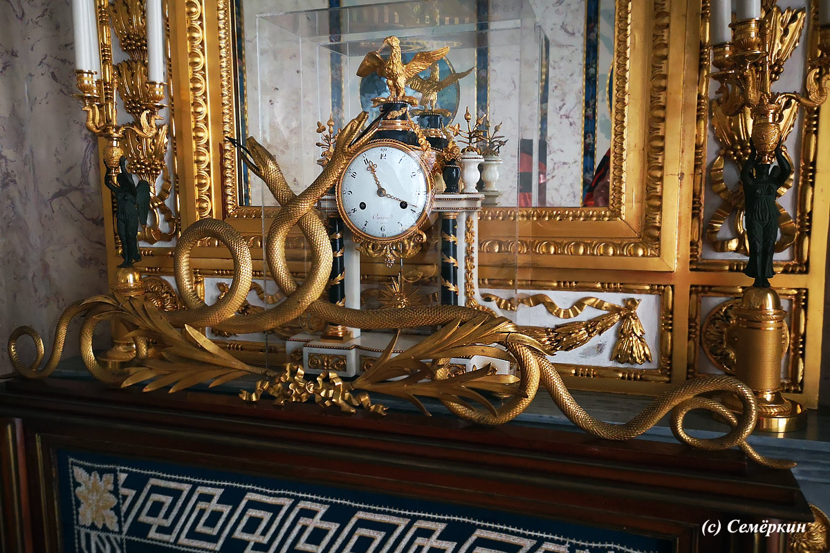 Имперский Санкт-Петербург, дворцы и девушки - Павловск – Павловский дворец и парк - Часы с золотыми змеями.