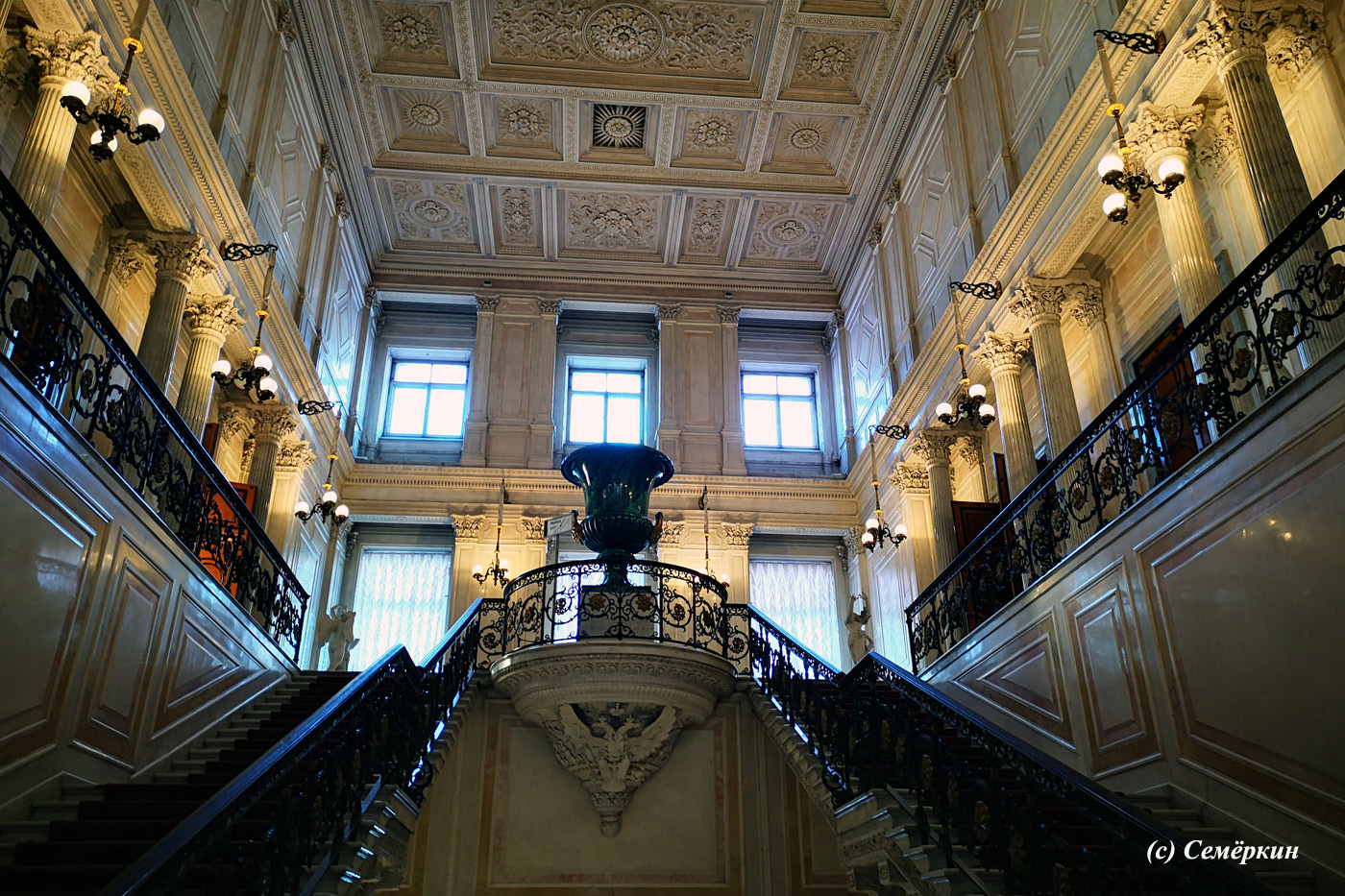 Имперский Санкт-Петербург, дворцы и девушки - Эрмитаж - 2 этаж - лестница
