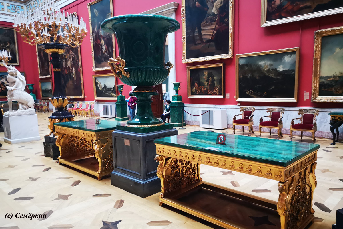 Имперский Санкт-Петербург, дворцы и девушки -  Эрмитаж - 2 этаж - столик внушает уважение, и вазы ничего так себе!