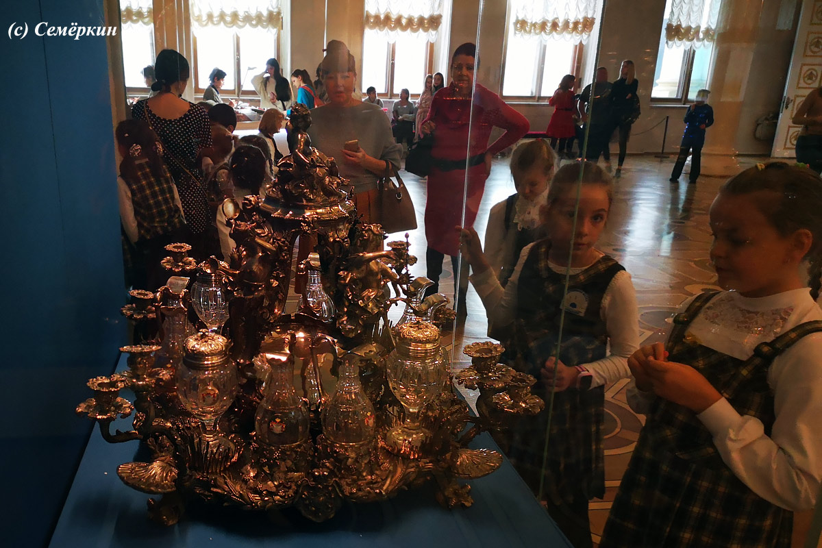 Имперский Санкт-Петербург, дворцы и девушки -  Эрмитаж - 2 этаж -  Рубенс, Брейгель, Тинторетто, Стен, Эриксен и золотая посуда - Дети разглядывают золотую посуду