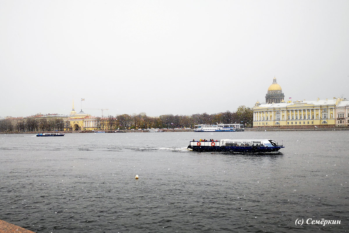 Имперский Санкт-Петербург, дворцы и девушки - Снежинки падают в Неву