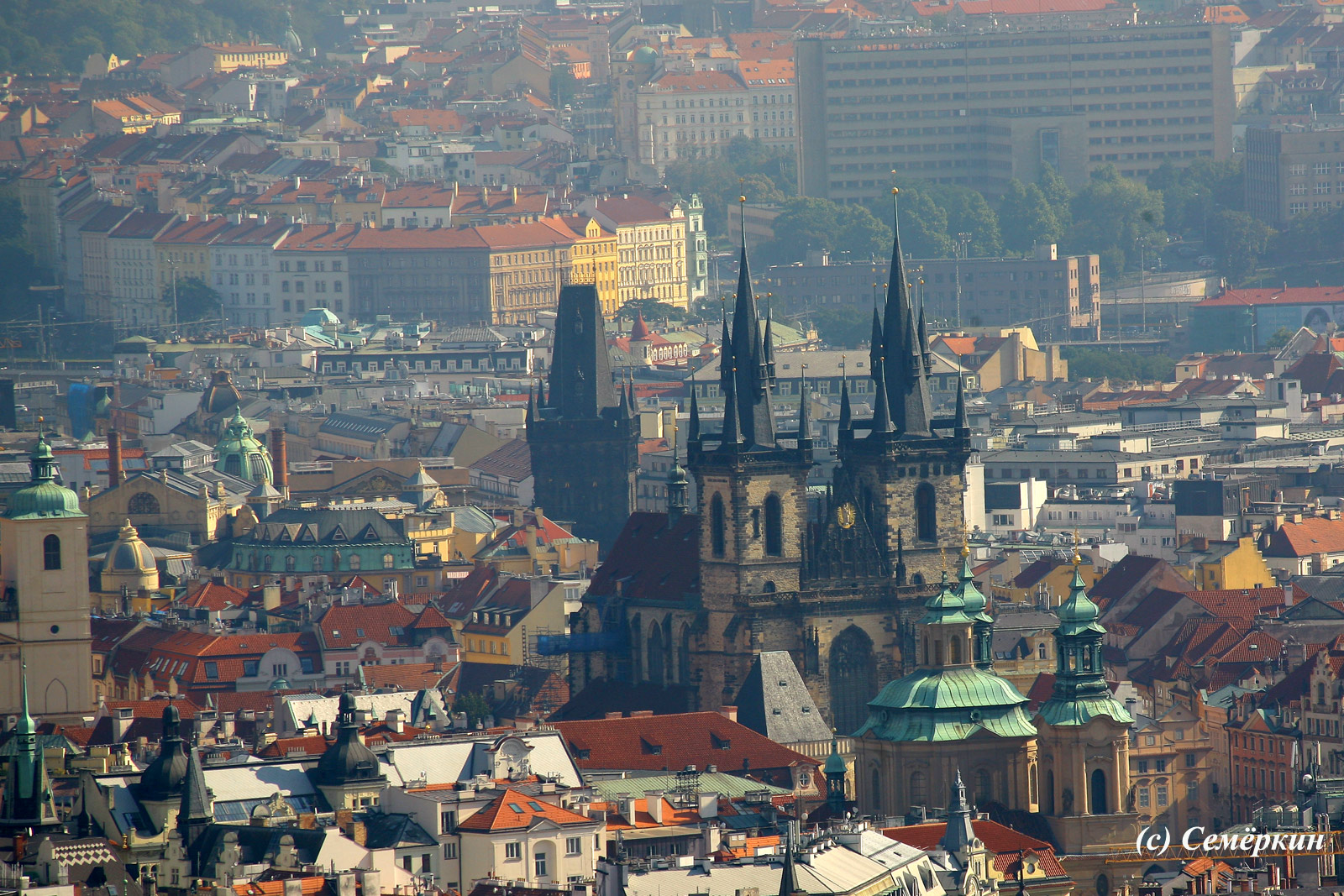  Панорамы Праги с башни собора Святого Вита - Пороховая башня и соборы на Староместской площади