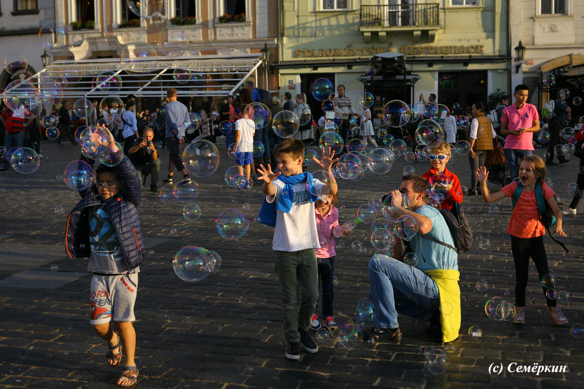 Прага светлая и тёмная - Староместская площадь - дети и мыльные пузыри