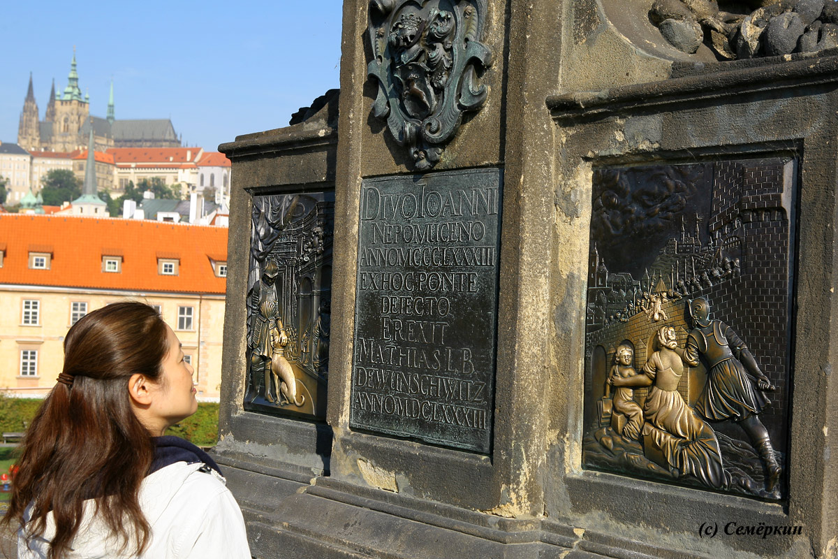 Прага светлая и тёмная - Карлов мост - Постамент скульптуры Святого Яна Непомуцкого