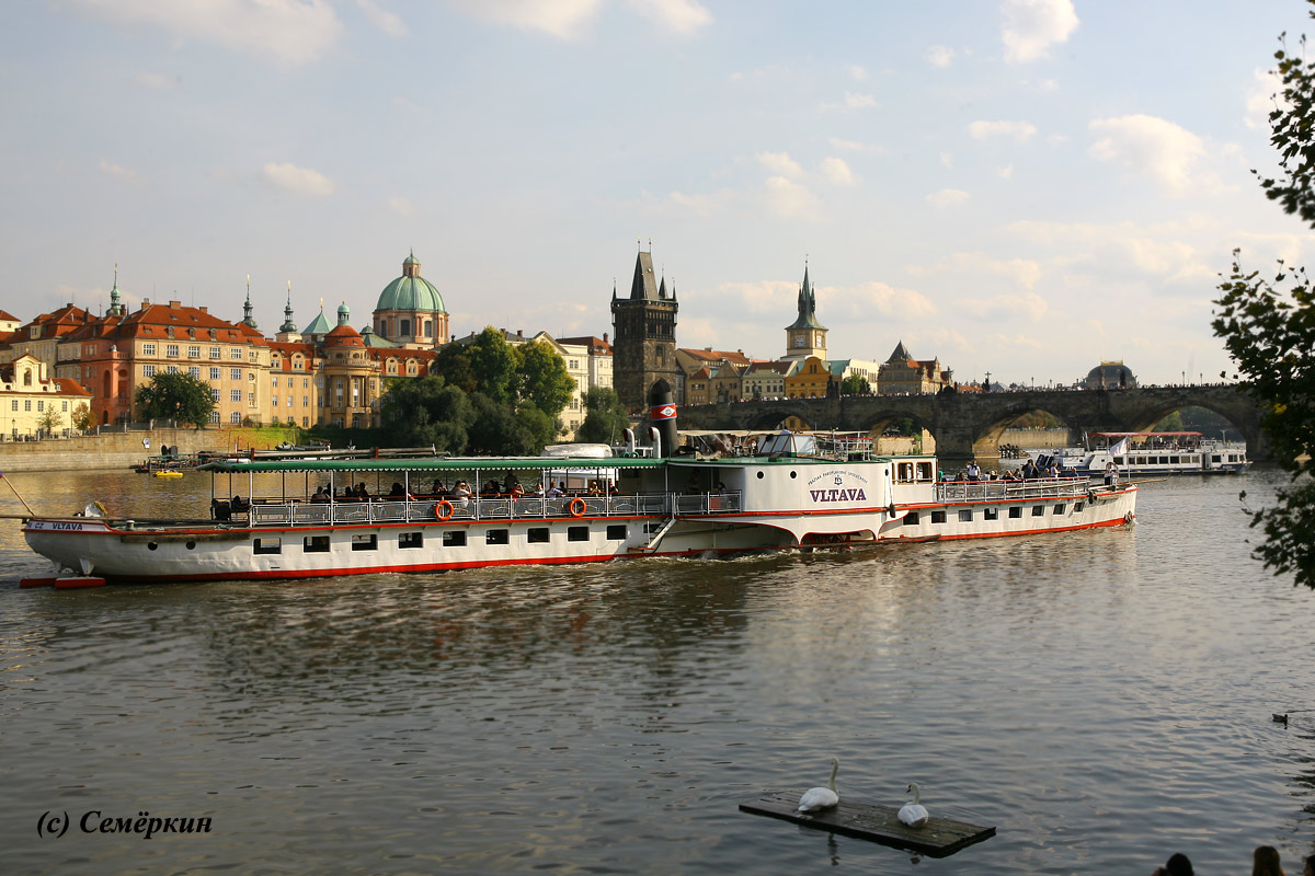 Прага светлая и тёмная - Вокруг Пражского града - пароход Влтава на Влтаве. 