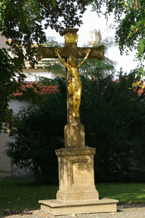 Прага светлая и тёмная - Страговский монастырь - Золотой Христос на кресте