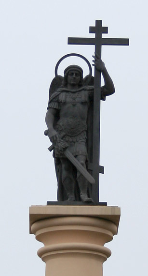 памятник с мечом и крестом