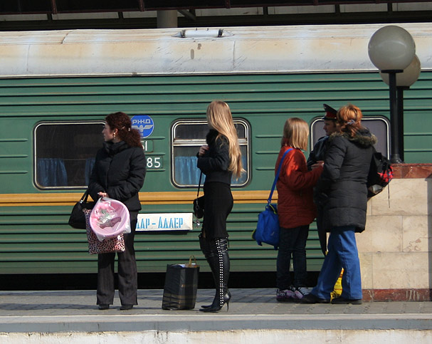 пассажиры на железнодорожном вокзале в Сочи