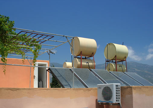 Алания - крыша дома с водонагревателями