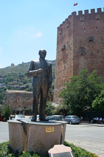 Алания - памятник Ататюрку