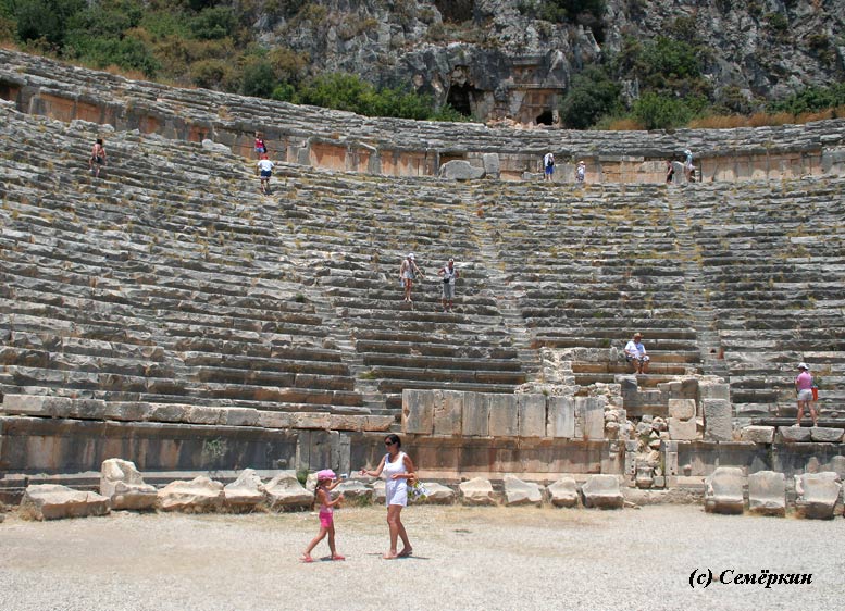 мама с дочкой на арене греко-римского амфитеатра