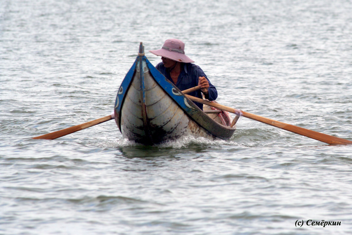 Рыбак шпарит на своей лодчонке