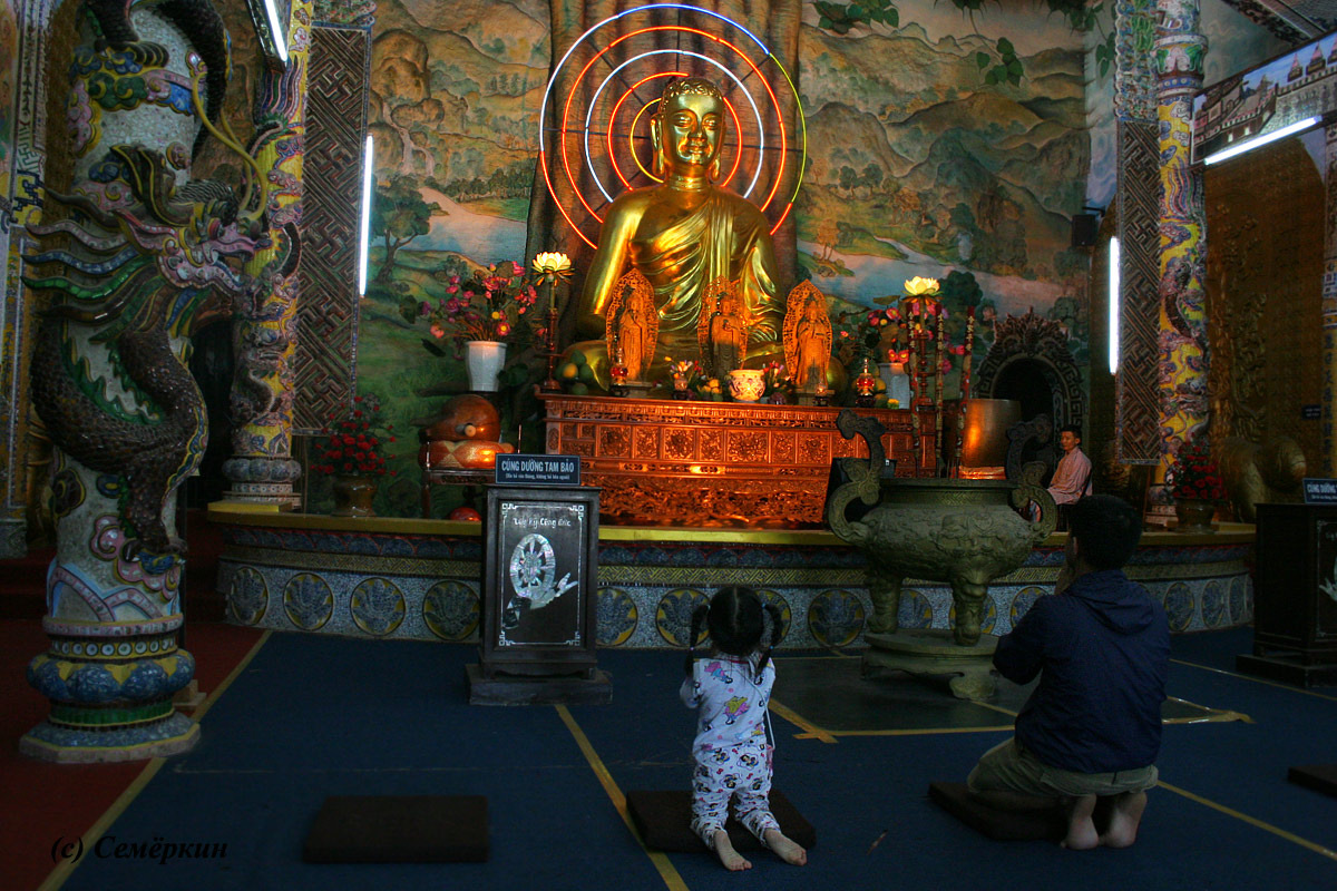 Далат - пагода Линь Фуок Linh Phuoc - Папа с дочкой молятся Будде